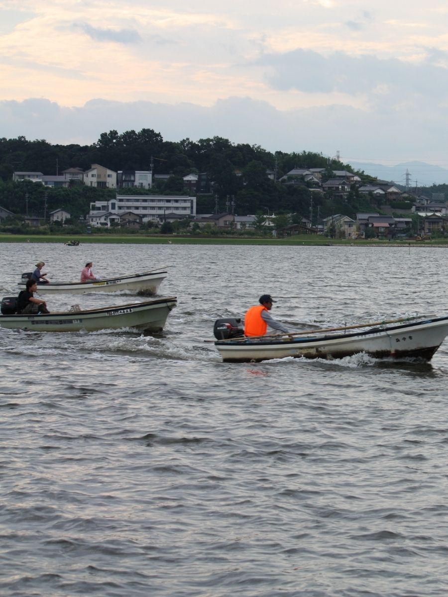夜明けの湖山池に浮かぶしじみ漁船