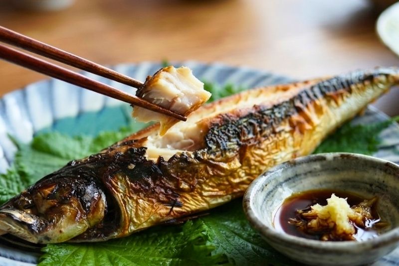 焼き鯖を炙ってご飯にのせる美味しい食べ方